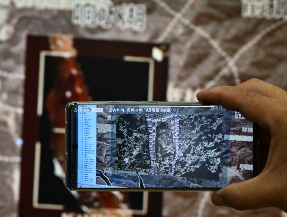 2023年7月25日,在天津大学建筑学院长城研究团队的工作室内,建筑学院特聘研究员李哲展示通过手机AR技术实现的长城数字化成果。为了将长城文物资源转化为可永久保存、永续利用的数据资源,该团队利用无人机超低空飞行等手段,对长城进行扫描式的连续图像采集,并通过软件处理生成现状三维模型,用于隐藏资源发现、文化遗产展示、病害分布调查与成因分析等多个领域。