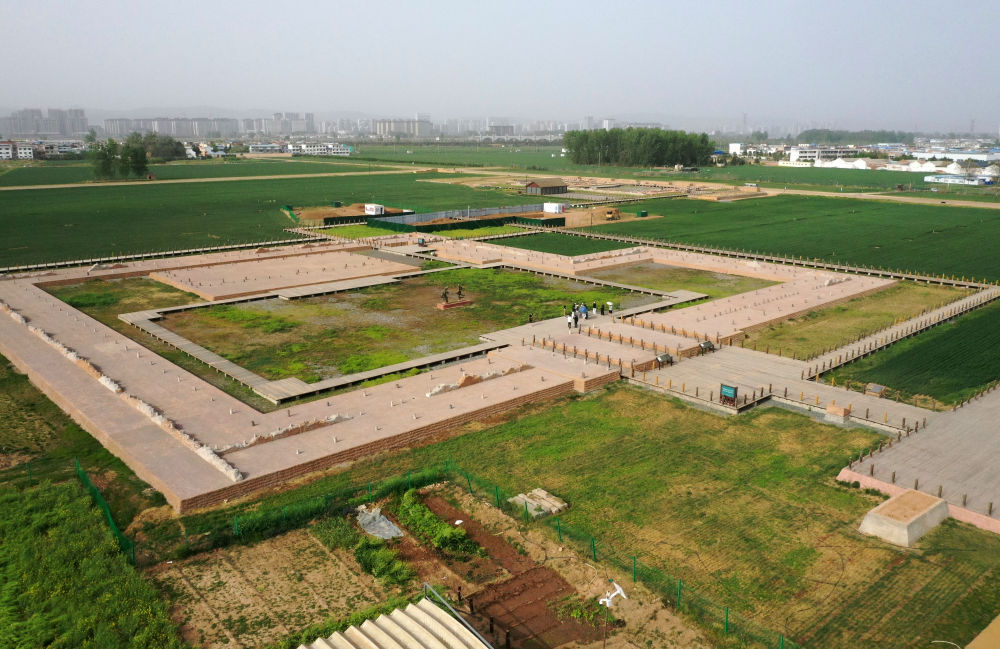 位于河南省洛阳市偃师区的二里头国家考古遗址公园(2025年4月16日摄,无人机照片)。二里头遗址是夏代晚期都城遗址,距今约3800年至3500年,是同时期中国乃至东亚地区规模最大的都城遗存。近年来,考古工作者用丰富的实证材料不断还原夏王朝真实面貌,一幅关于“最早中国”的全景图正徐徐展开。