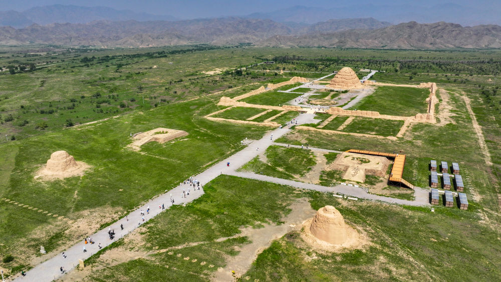 2025年7月10日,游客在宁夏银川西夏陵景区3号陵参观(无人机照片)。西夏陵是西夏留存至今规模最大、等级最高、保存完整的考古遗存,直接为中国历史上延续近200年的西夏王朝及其君主世系提供不可替代的见证作用,实证了西夏王朝在丝绸之路上的中继枢纽地位。西夏陵真实、完整地保存至今,为中华文明多元一体格局和统一的多民族国家形成过程提供了重要见证。2025年7月11日,西夏陵被列入《世界遗产名录》。