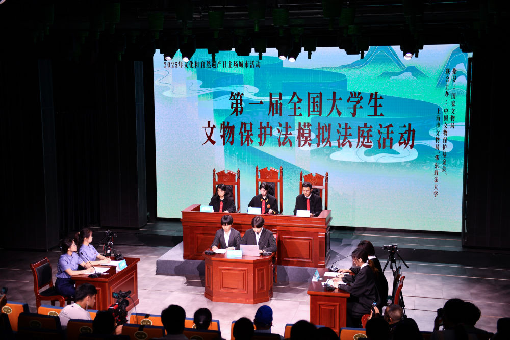 2025年6月14日,中国政法大学、华东政法大学的学生在湖南长沙博物馆参加文物保护法模拟法庭活动。