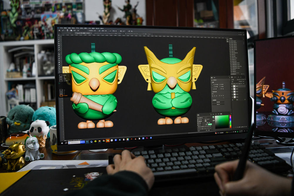 2025年3月1日,文创产品策划运营师曾舟在位于四川成都的办公室内完善文创产品细节。他以三星堆青铜神树、青铜纵目面具、青铜兽面等文物为创作蓝本,结合潮玩元素设计的文创作品广受欢迎。“我想做的不是玩具快消品,而是有内容、有温度、有意义的文化IP,让年轻一代随手摸到沉淀千年的文化。”曾舟说。