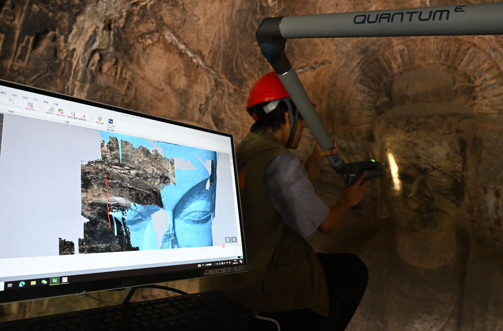 2025年4月9日,武汉大学文化遗产智能计算实验室团队成员在河南洛阳龙门石窟魏字洞使用关节臂扫描仪对佛像进行数字化扫描。从2005年起,龙门石窟研究院开始为龙门石窟建立数字化档案,借助激光扫描、高清摄影等技术手段收集文物数据,以数字的形式留存千年石刻群的风貌,致力于让这一规模宏大、气势磅礴的石窟瑰宝“芳华永驻”。