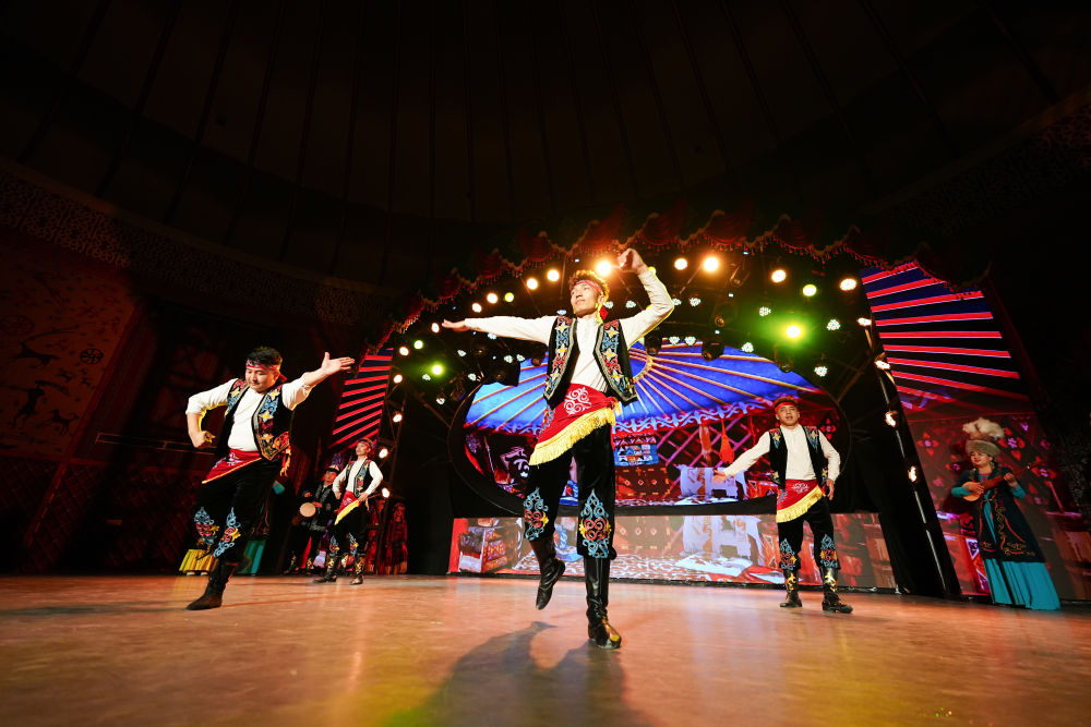 2025年5月1日,《新疆维吾尔自治区玛纳斯非物质文化遗产保护条例》正式实施,为保护这部列入联合国教科文组织非遗名录的柯尔克孜族英雄史诗提供了法规遵循。这是2025年4月22日,演员在位于新疆阿图什市的玛纳斯史诗大剧院为游客表演。