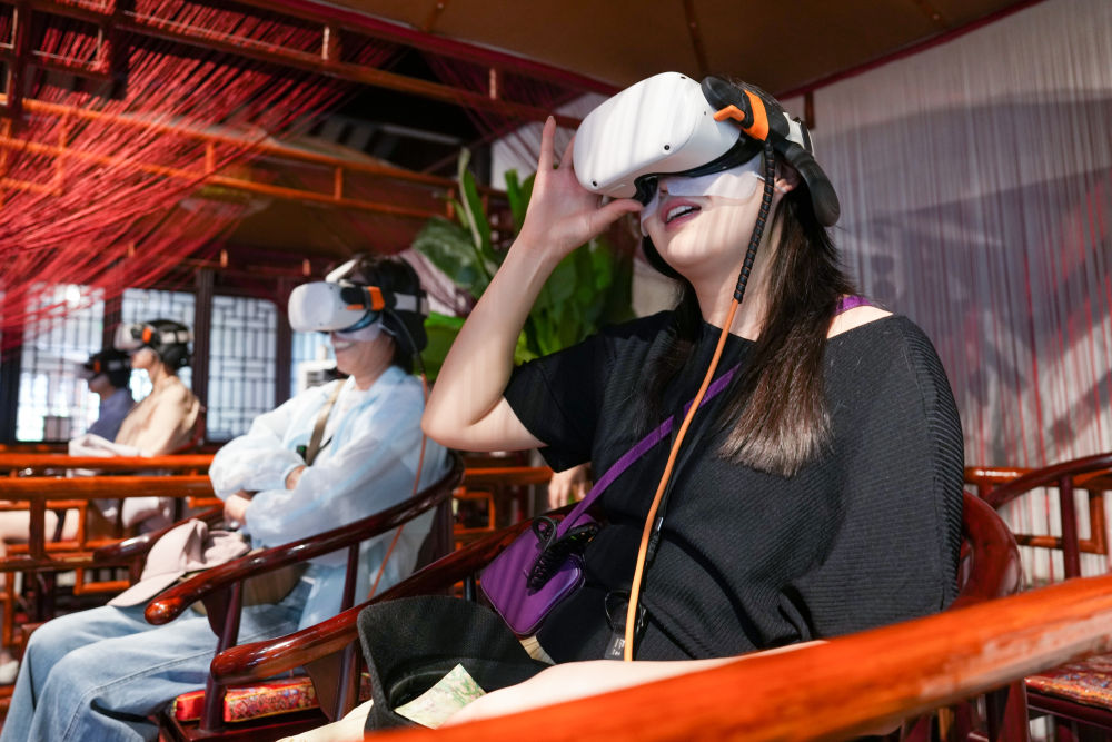 2025年5月18日,游客在江苏苏州拙政园体验VR漫游。近年来,苏州不断推进“数字园林”建设,在园林整体数字建模、园林要素数据库建设等方面开展探索,利用数字技术创造“数字云游”VR场景,打造“云游拙政园”“狮林园宇宙”“留园虚拟元宇宙”等项目,营造真实可感的虚拟空间,让观众沉浸式感受苏州园林的独特魅力。
