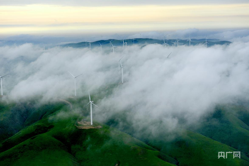 云雾缭绕中的风车(央广网发 霍林郭勒市融媒体中心供图)