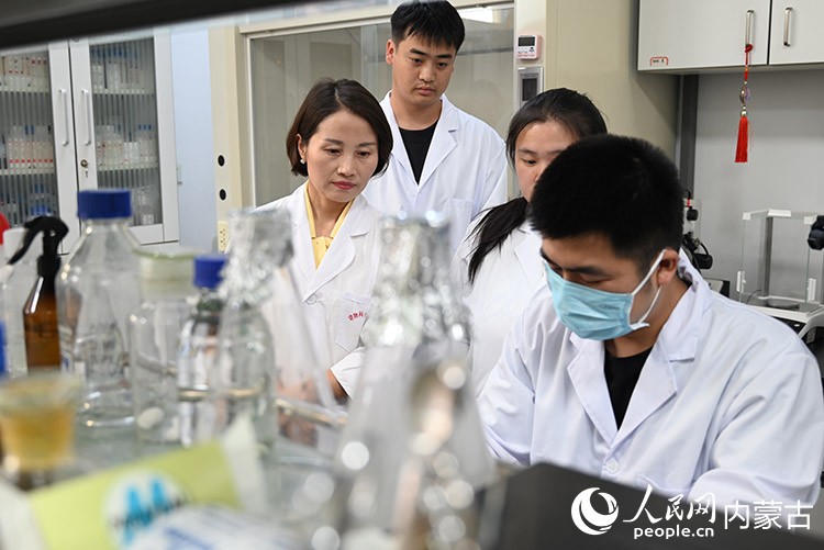 研究团队在实验室工作。人民网记者 刘艺琳摄