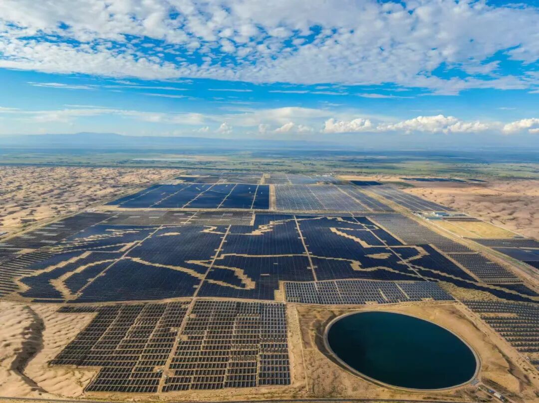 达拉特旗光伏基地“骏马”电站。(摄影:杨耀中) 图片