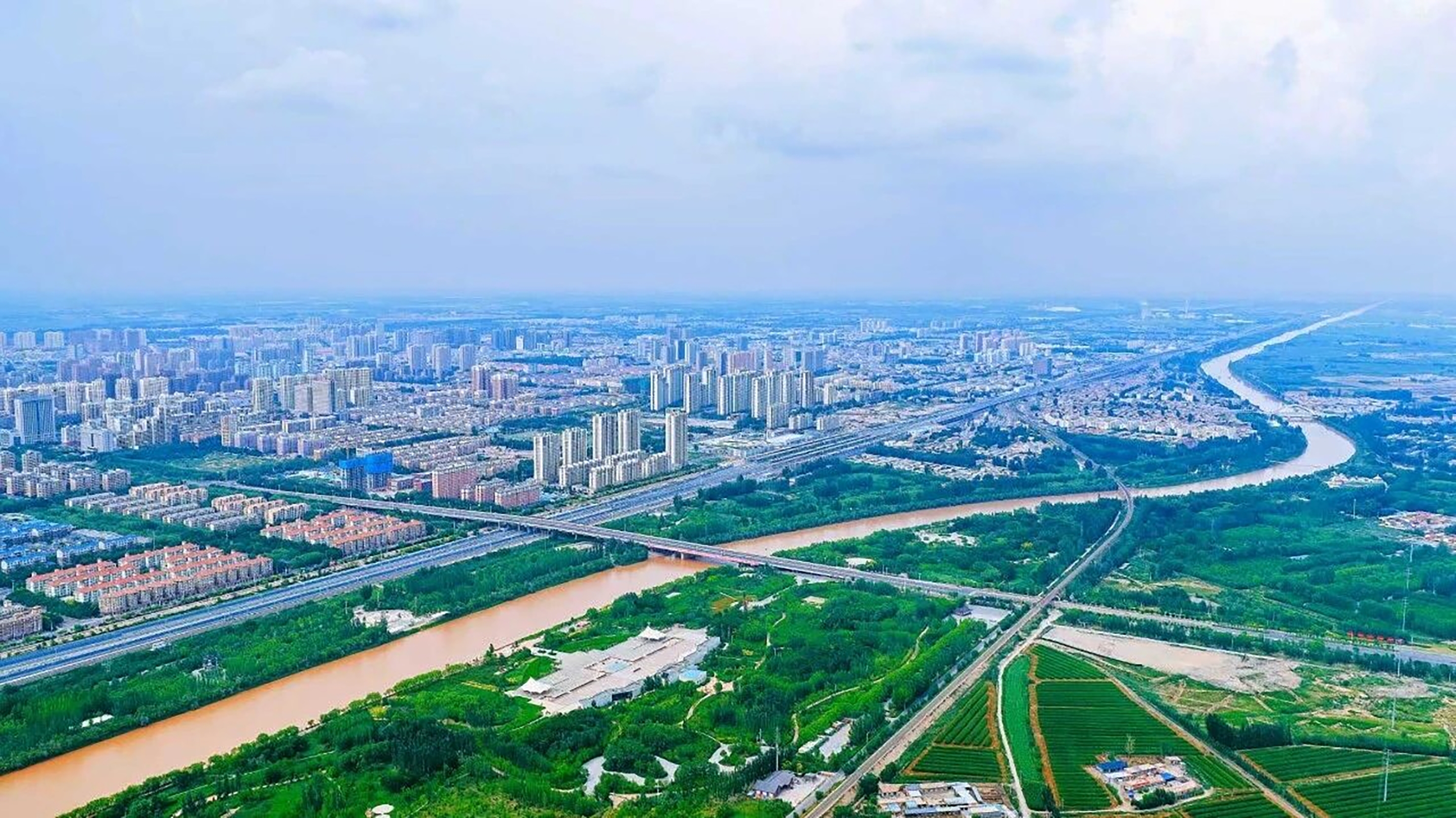 欣欣向荣的城市 记者 张蒙/摄