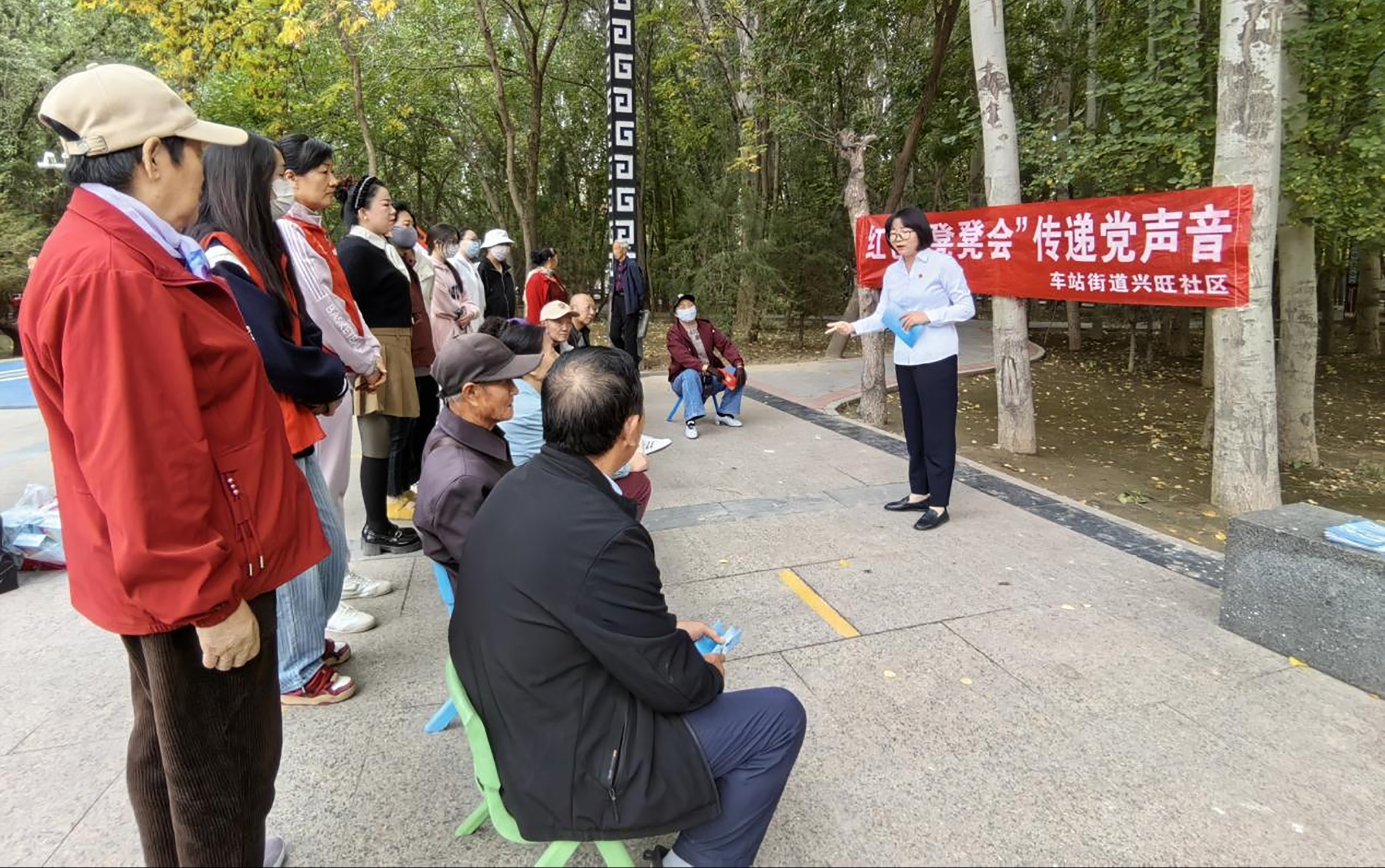 兴旺社区“红色凳凳会” 通讯员 刘淑彤/摄