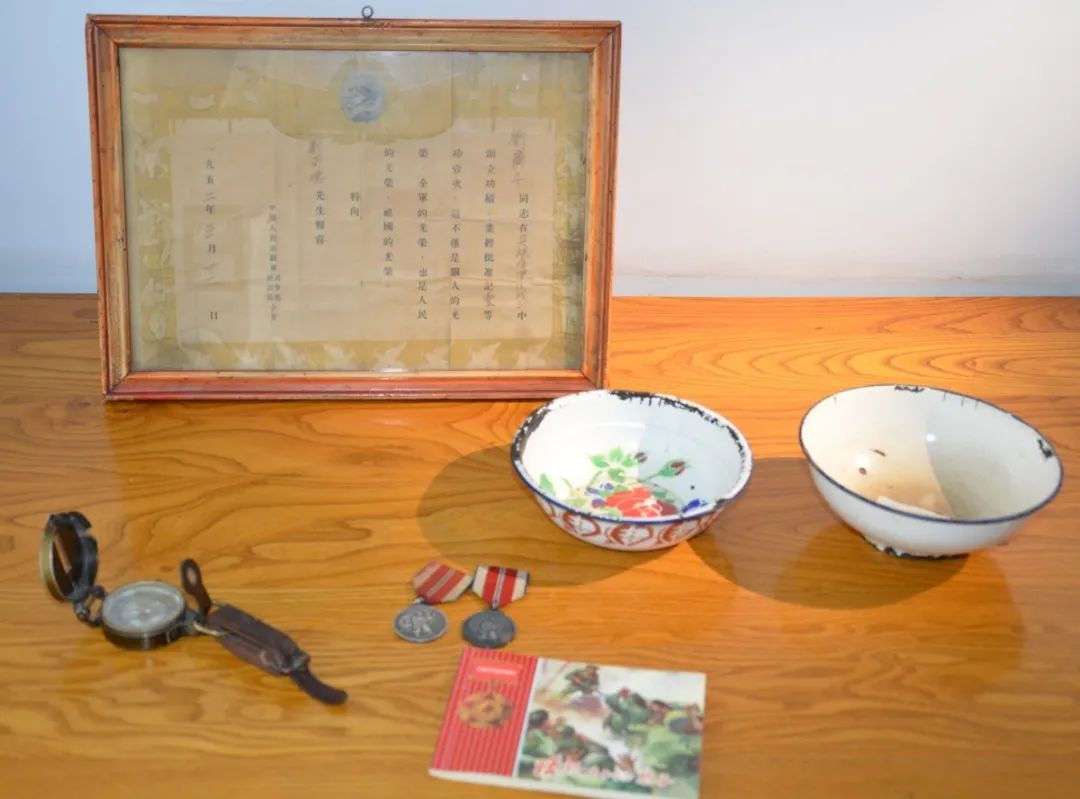 刘光子的获奖证书、勋章和部分生活用品 图片