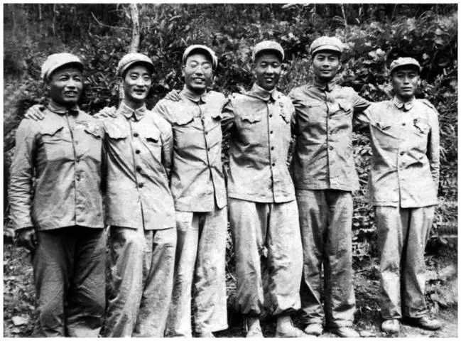 刘光子(左一)与战友合影 图片