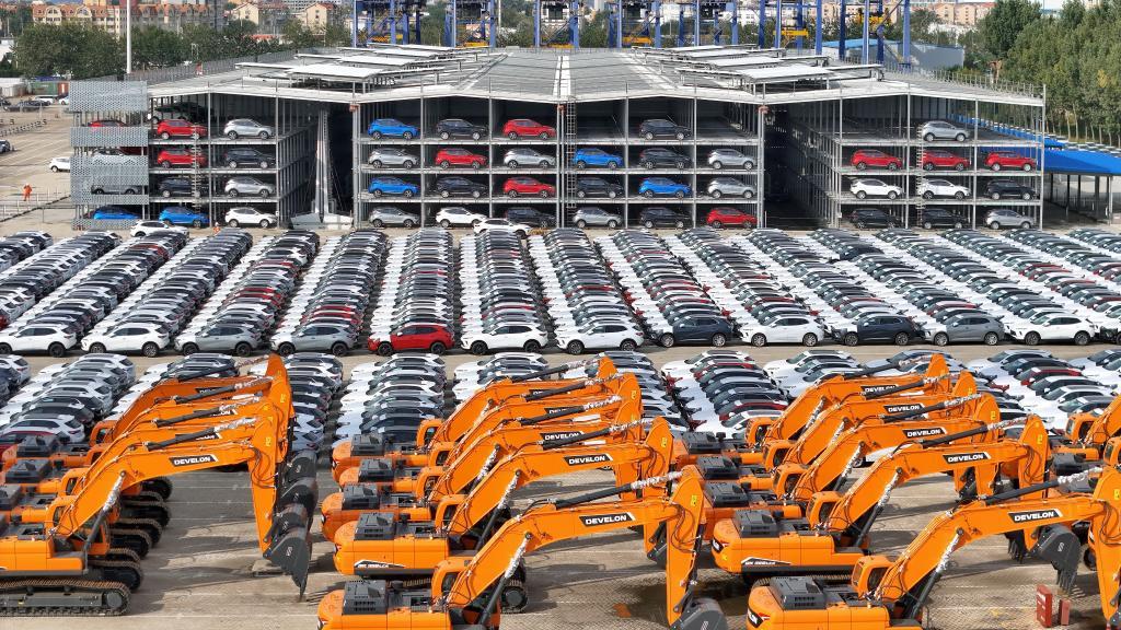 △山东港口烟台港,国产汽车和工程机械集结等待装船出口。