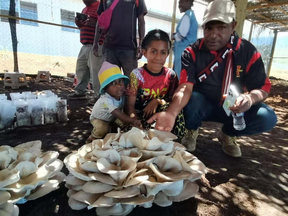 △2025年9月29日,在巴布亚新几内亚东高地省首府戈罗卡市,当地民众参观中国援巴布亚新几内亚菌草旱稻项目永久性示范基地。