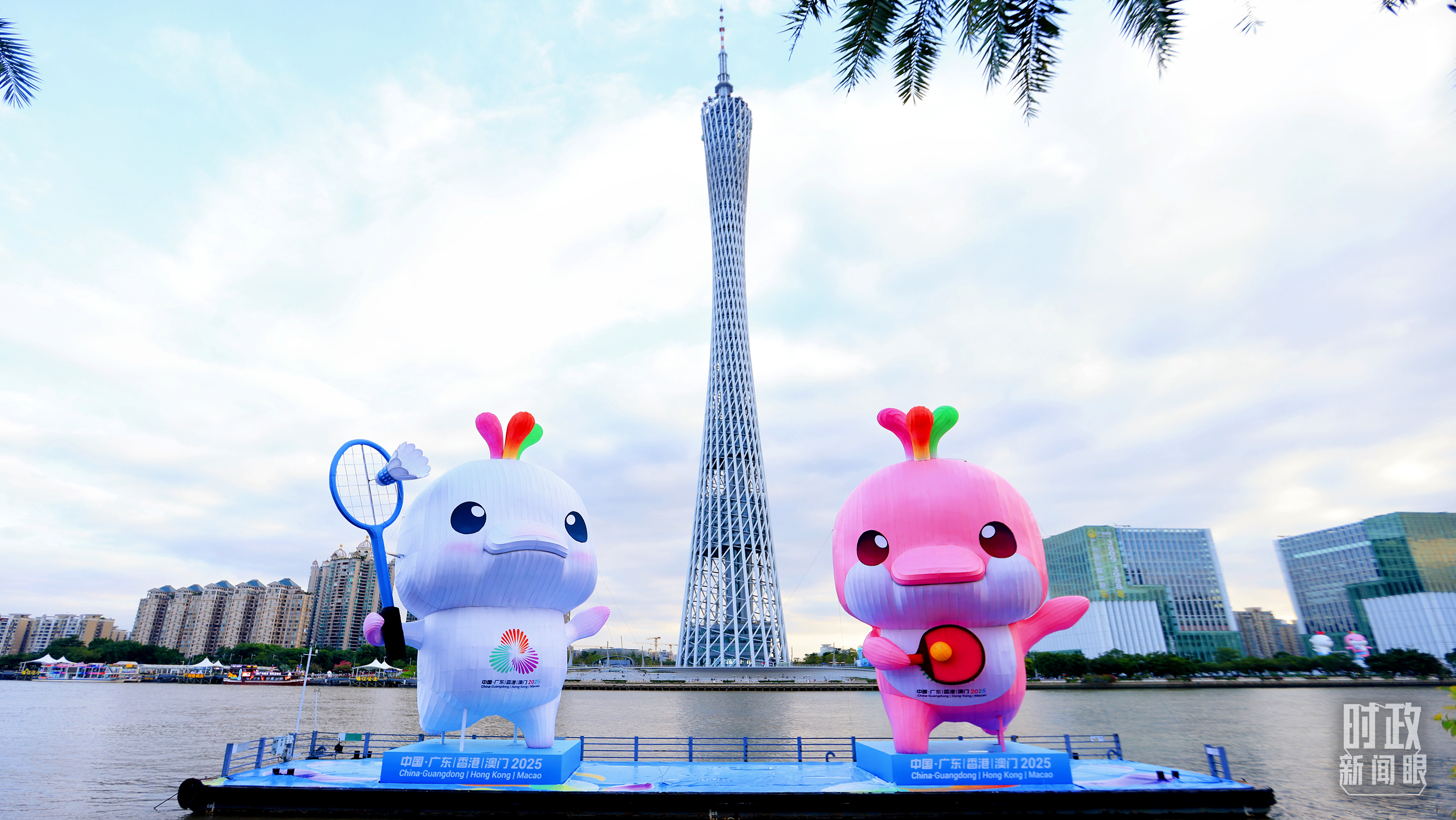 △广州街头的全运会吉祥物“喜洋洋”和“乐融融”。(总台央视记者魏帮军拍摄)