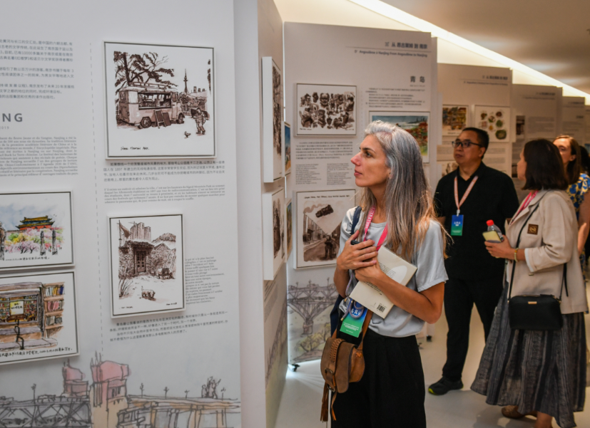 △第七次汉学家文学翻译国际研讨会嘉宾在江苏南京参观。