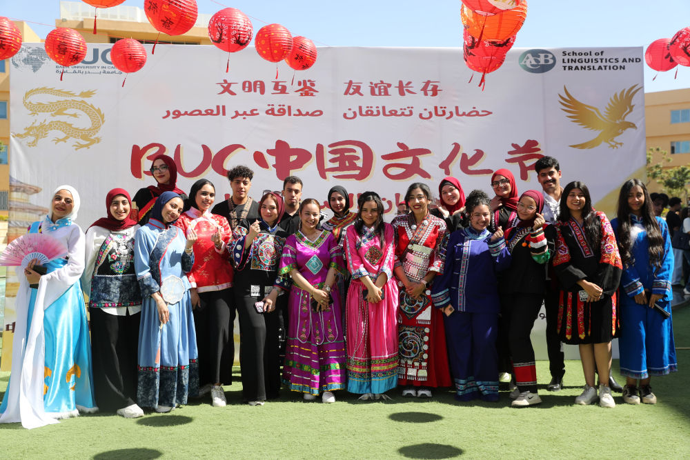 10月20日,在埃及开罗,学生在开罗巴德尔大学举办的中国文化节上展示中国传统民族服饰。新华社记者 隋先凯 摄