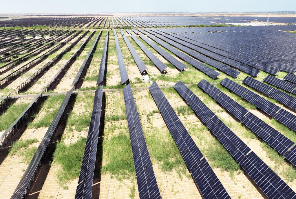 内蒙古乌兰布和沙漠光伏治沙项目区。新华社记者李云平 摄