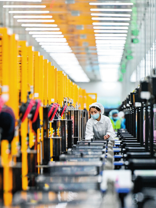 在内蒙古包头市青山区一家新能源材料生产企业,工人在车间内工作(2023 年 2 月 15 日摄) 连振摄 / 本刊