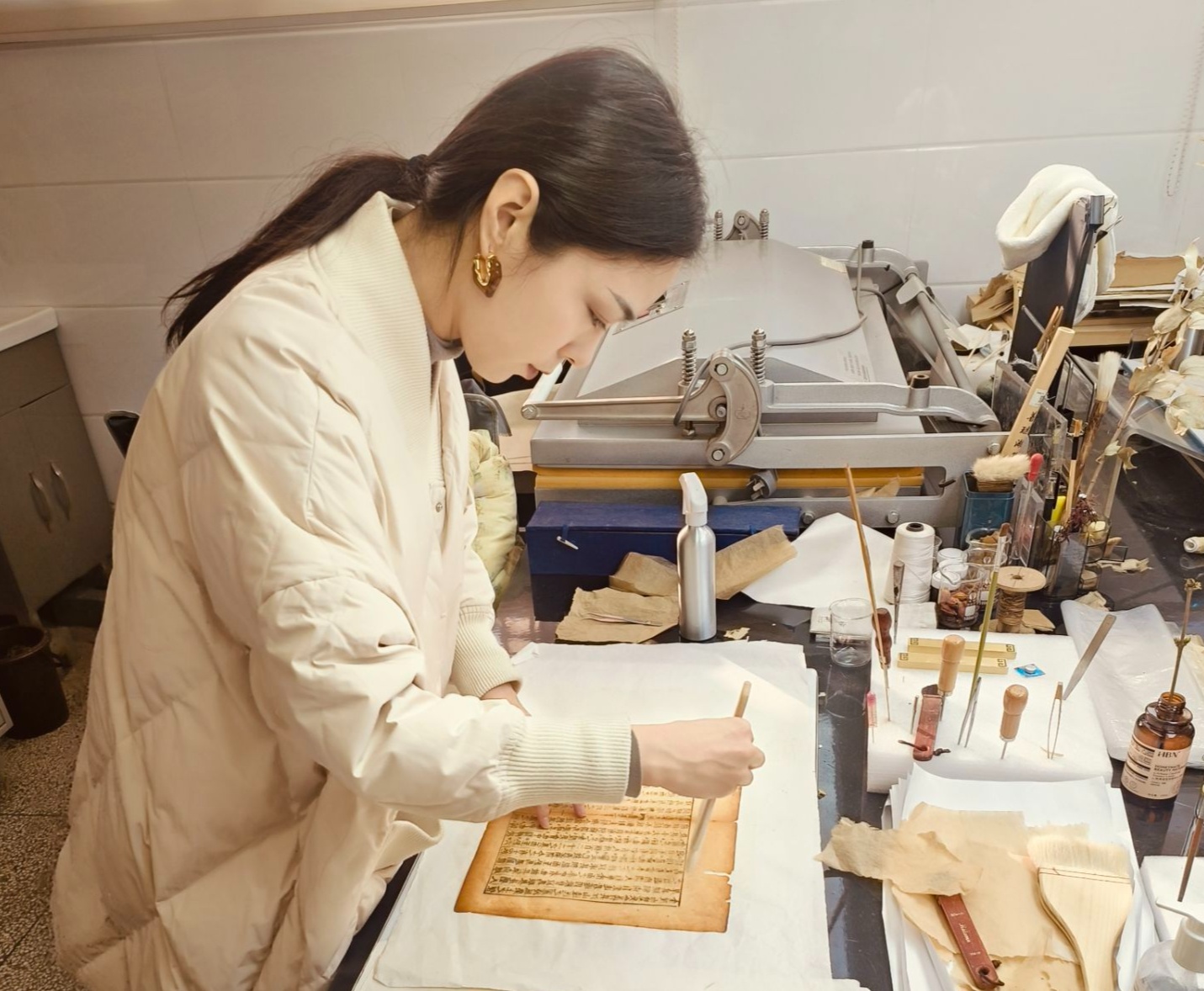 “90后”文物修复师曹婧婧正在修复古籍(央广网发 侯晓峰 摄)