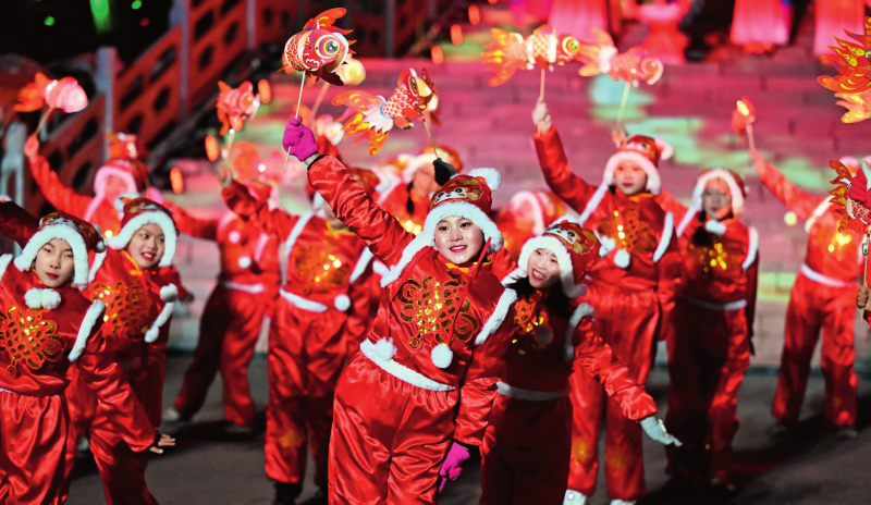 小演员在内蒙古卓资县第六届“吉祥九曲 美丽卓资”文化旅游节开幕现场表演(2025 年 2 月 11 日摄) 李志鹏摄 / 本刊