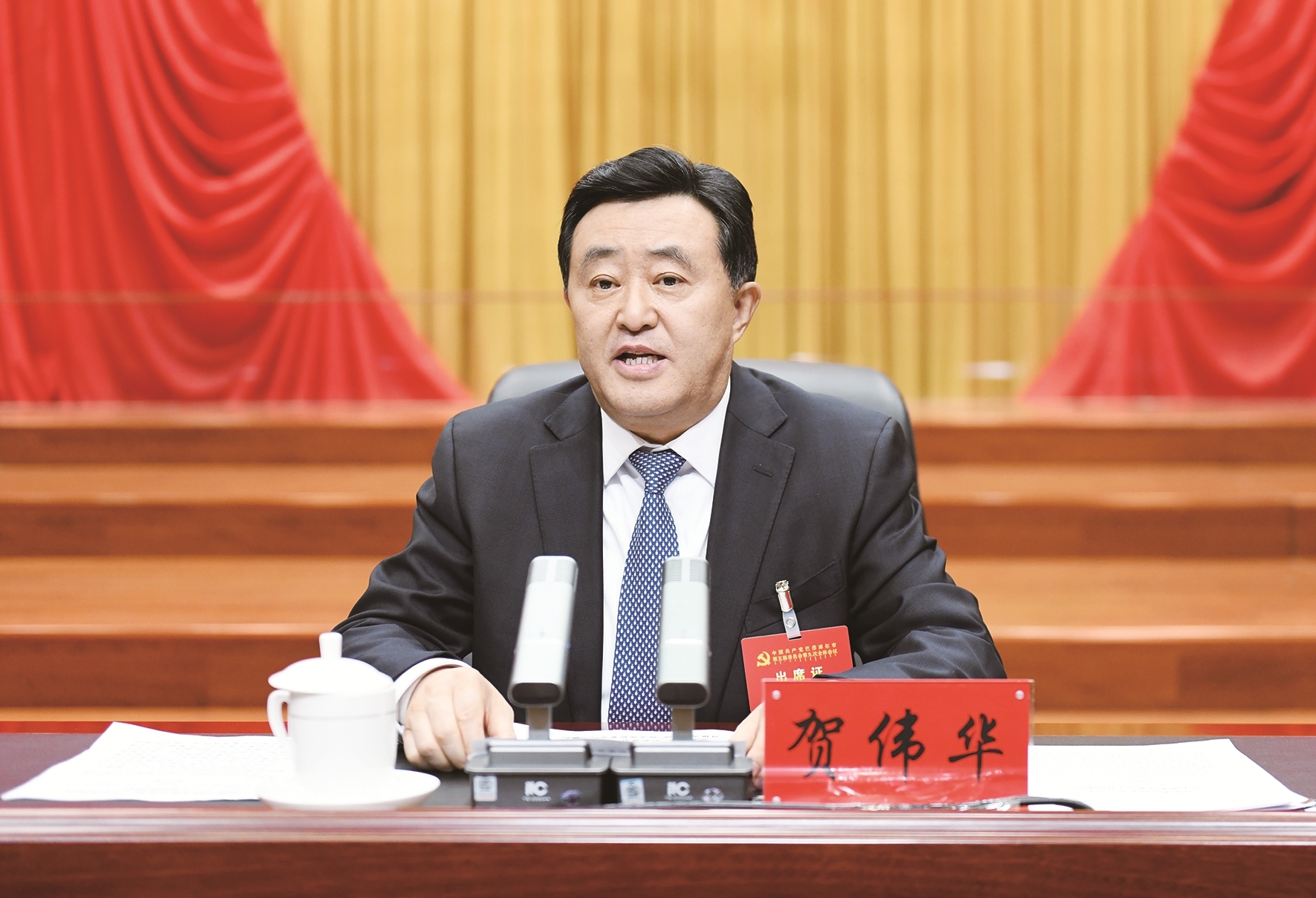 11月29日,市委书记贺伟华主持中国共产党巴彦淖尔市第五届委员会第九次全体会议第二次全体会议并讲话。本报记者 胡东育 摄