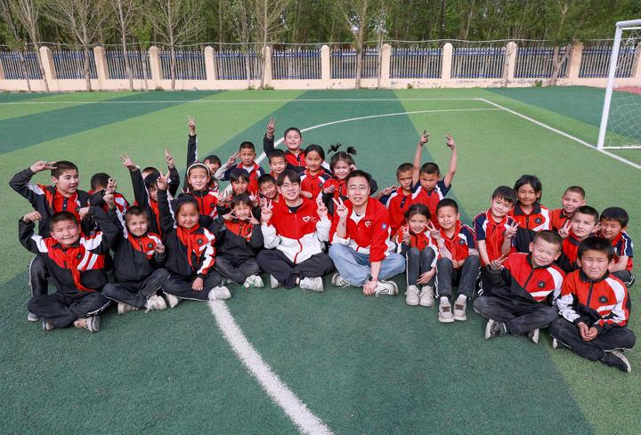 △2025年4月23日,新疆克州阿图什市哈拉峻乡谢依特小学,支教教师和学生们在一起。