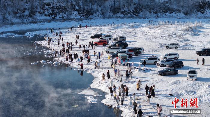 1月1日,内蒙古阿尔山,游客赏不冻河。刘宇 摄