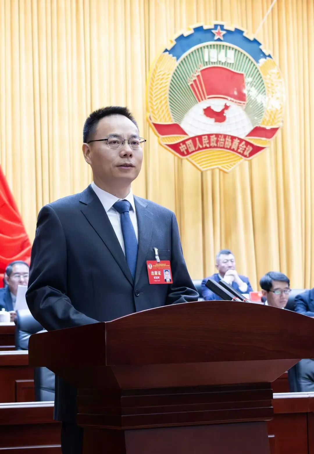 1月21日,贺连辉代表政协第五届巴彦淖尔市委员会常务委员会向大会报告工作。 57c71028aa9c9d86762dee40936baa6f.jpg