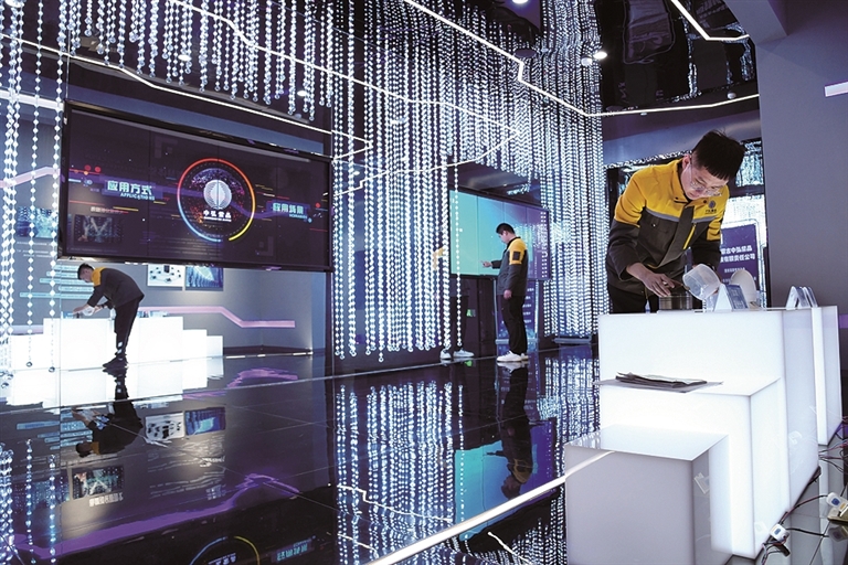 中弘紫晶乌兰察布智算中心的工作人员正在整理数据。郭小燕摄/光明图片