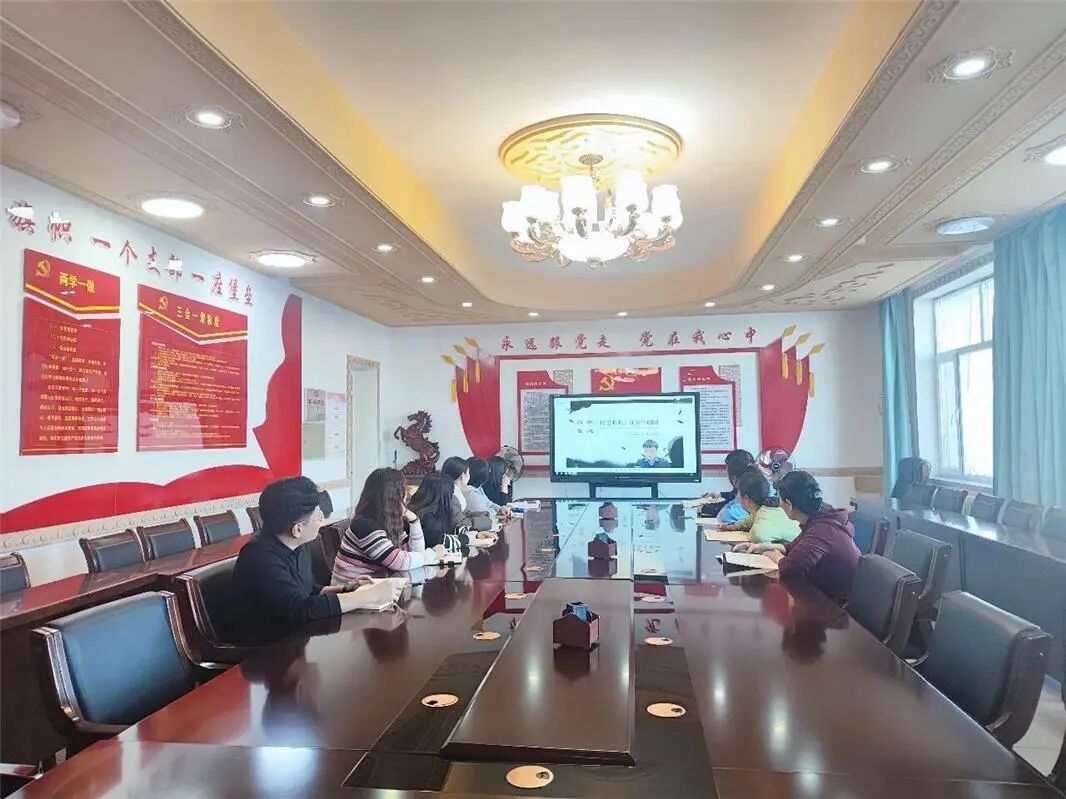 北京教师与音德尔第二中学教师线上教研分享国通语教学经验。