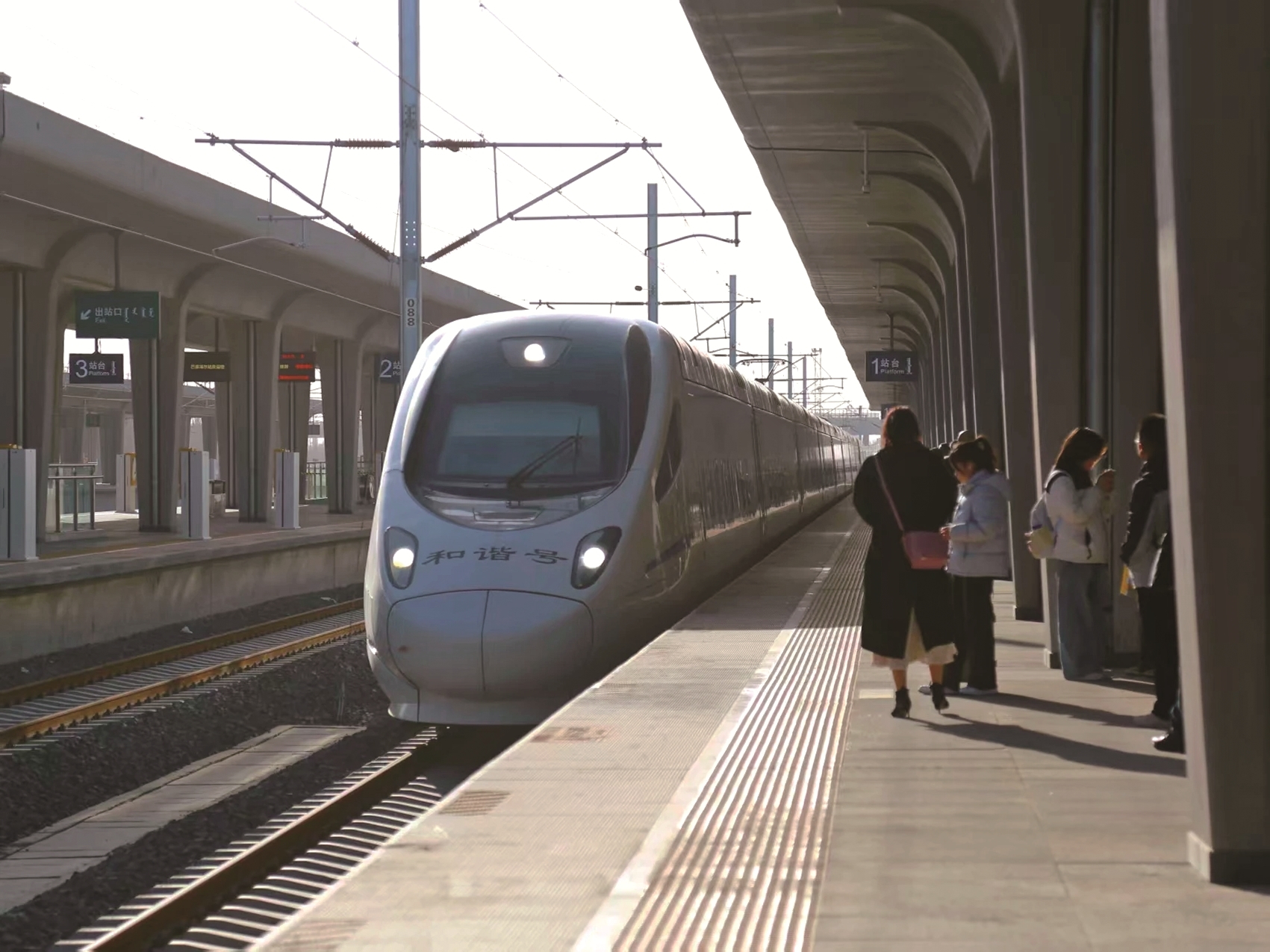 巴彦淖尔首次开通进京动车组列车