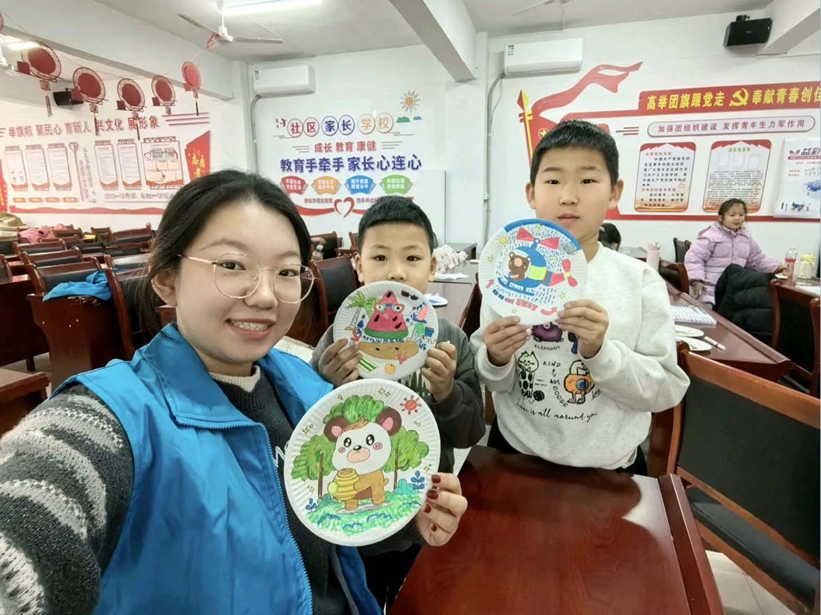 刘思妙和孩子们展示一起做的手工作品