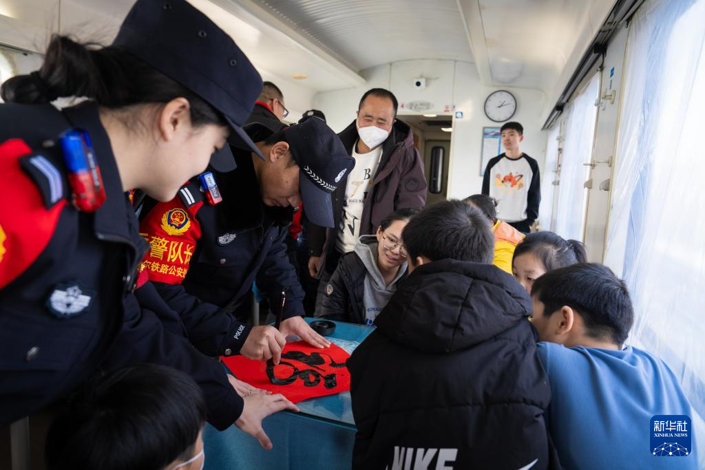 农历新年将至,首发列车的车厢内准备了“马年新春送福”活动。新华社发(希吉日 摄)