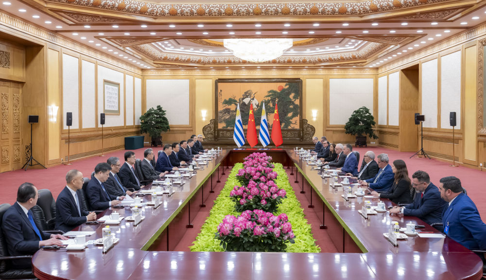 2月3日上午,国家主席习近平在北京人民大会堂同来华进行国事访问的乌拉圭总统奥尔西举行会谈。新华社记者 翟健岚 摄