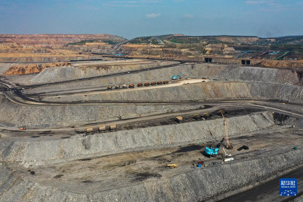 位于内蒙古鄂尔多斯市准格尔旗的国家能源集团准能集团黑岱沟露天煤矿(无人机照片)。新华社记者 李志鹏 摄