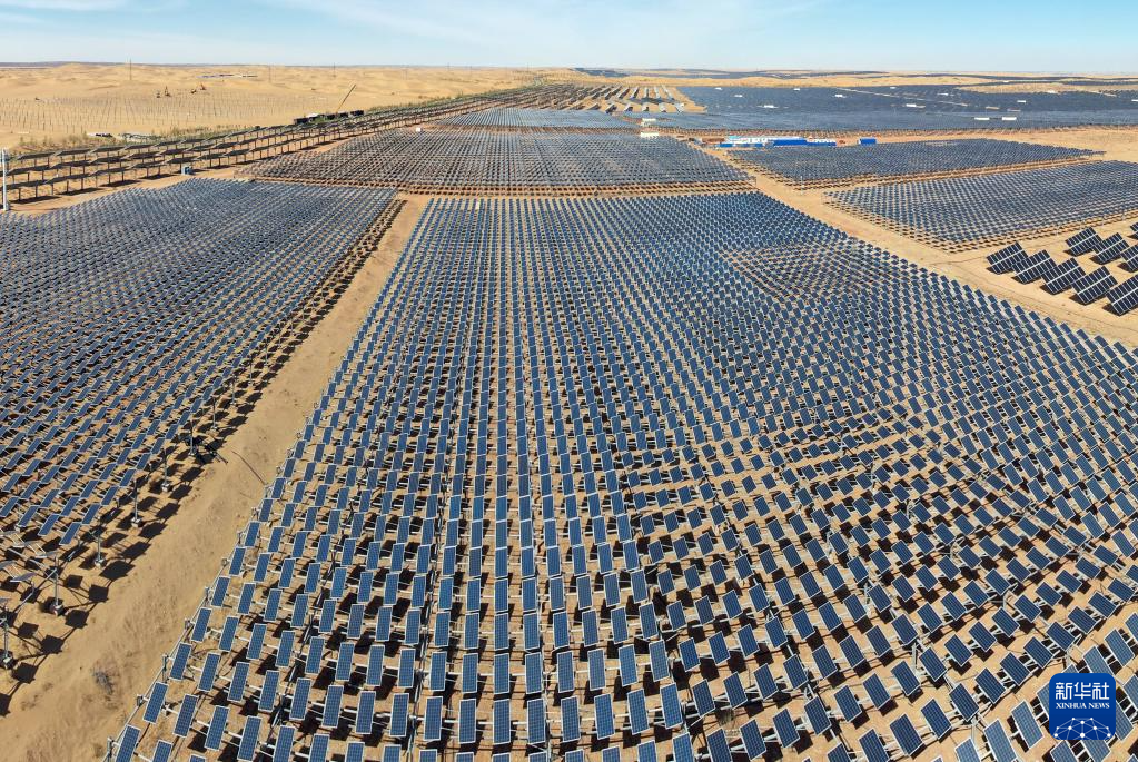 内蒙古库布其沙漠亿利生态示范区立体光伏治沙基地(无人机照片)。新华社记者 李云平 摄