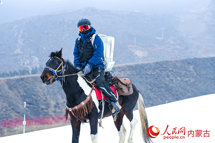 游客骑马滑雪。马鬃山滑雪场供图