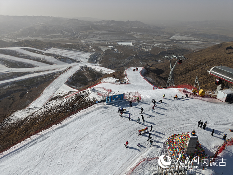马鬃山滑雪场。人民网记者 齐浩男摄