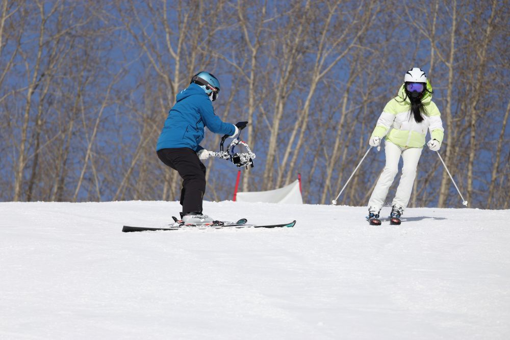 摄影师曲晓彤在跟拍滑雪爱好者。(受访者供图)