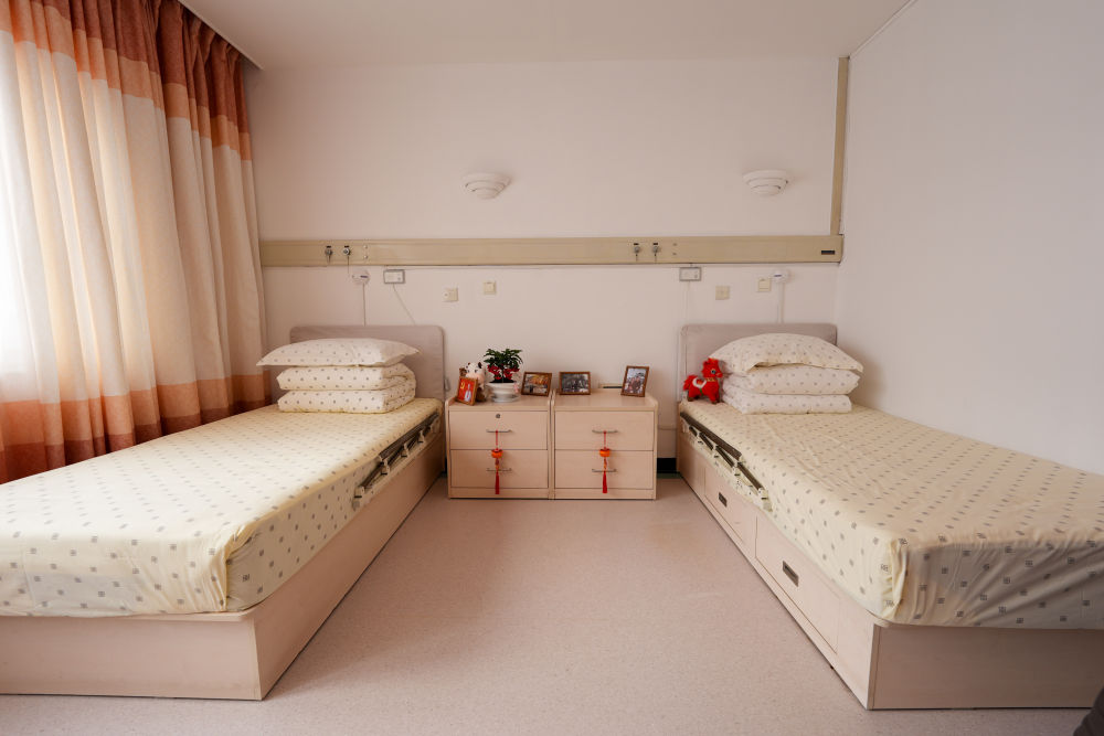 2月10日拍摄的银龄老年公寓房间内陈设。