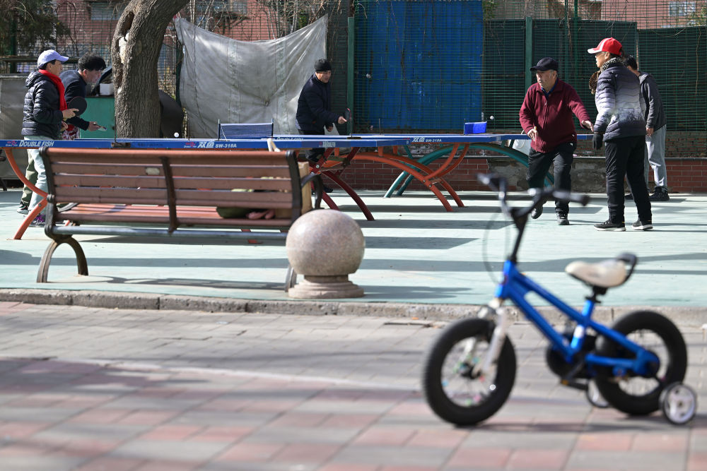 社区内,利用楼群间空地设置的乒乓球台等健身设施为附近的老年居民提供了便捷的健身场所(2月10日摄)。