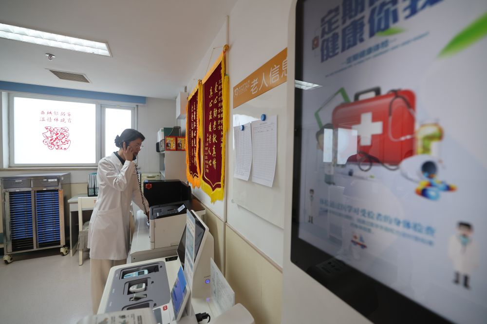 2月10日,银龄老年公寓的值班医生在电话问诊。