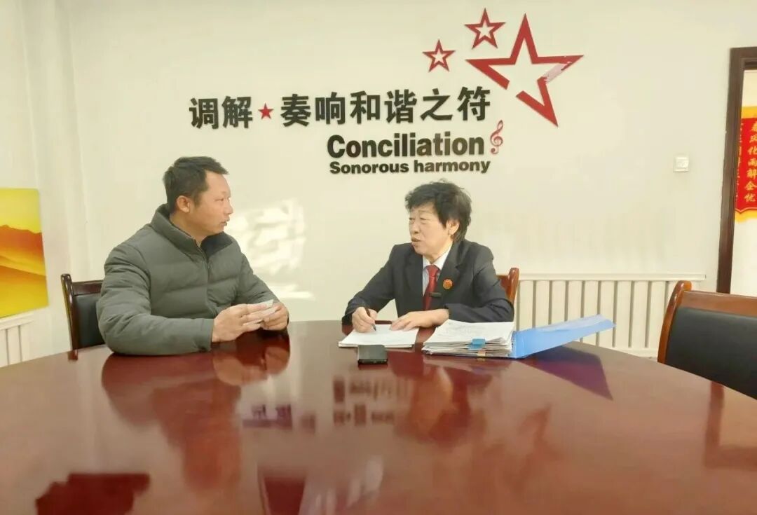 李玉兰(右一)现场调解