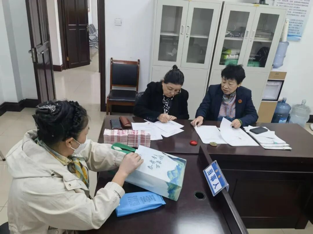 李玉兰(右一)和工作室成员成功调解纠纷