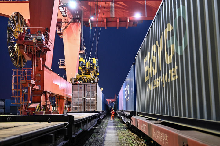 货运员在成都国际铁路港检查吊运的中欧班列集装箱(2026年2月16日摄)。新华社发(何海洋 摄)