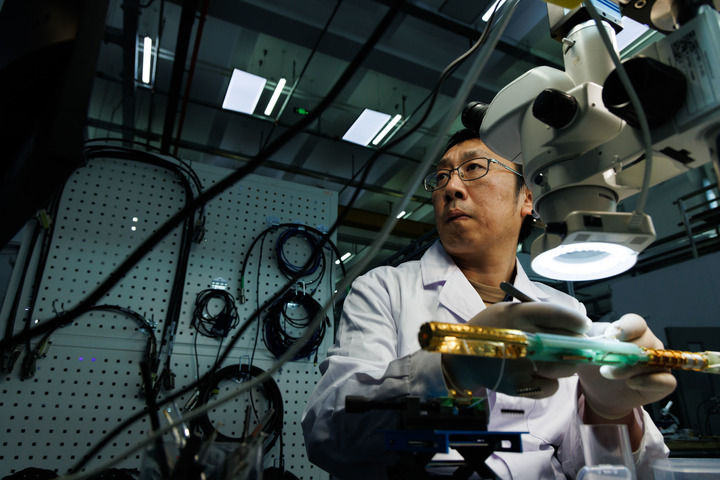 在位于北京怀柔的中国科学院物理研究所综合极端条件实验装置极低温强磁场量子振荡实验站,实验站负责人、副研究员李岗在准备实验测量杆(2026年1月26日摄)。新华社记者 金立旺 摄