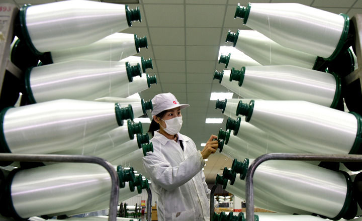 工人在位于河南林州的光远新材料股份有限公司电子布生产车间进行原丝巡检(2025年3月19日摄)。新华社记者 朱祥 摄