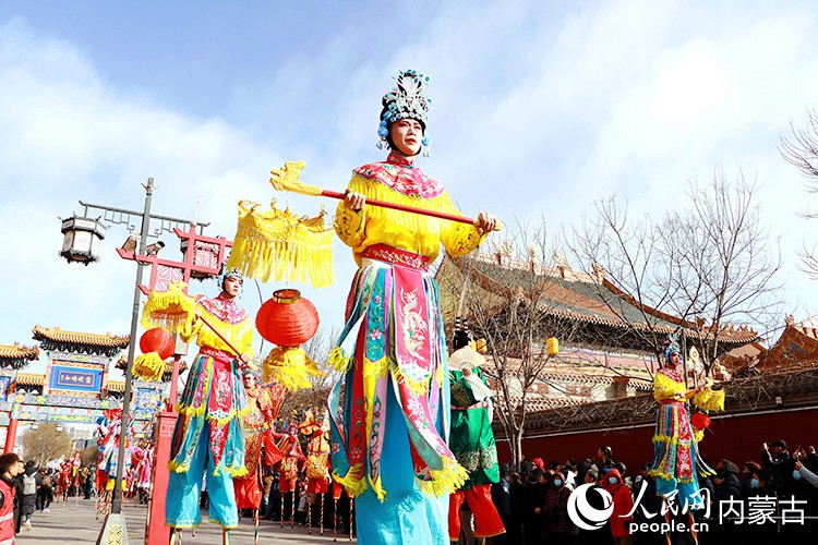 踩高跷表演精彩纷呈,现场热闹非凡。实习生 牛子萌摄