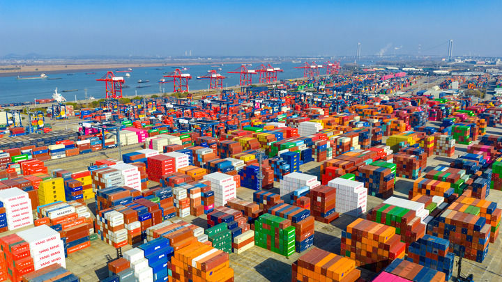 2025年12月14日拍摄的江苏省港口集团南京港龙潭集装箱码头(无人机照片)。新华社发(杨素平摄)