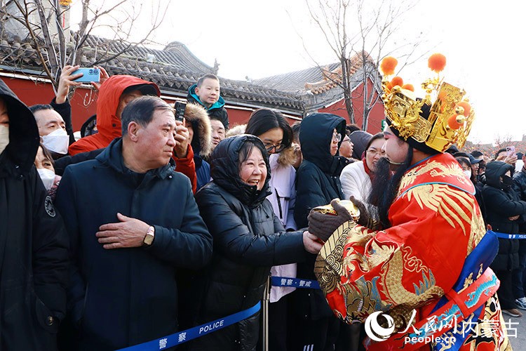 群众现场摸元宝,正月初六迎鸿运。实习生 牛子萌摄